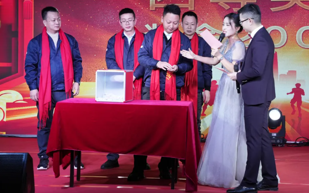 黄石UED官网2024年终晚会：凝心聚力，共创鲜丽！
